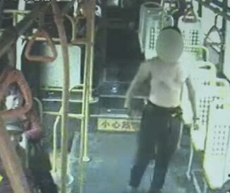 上車光膀子 這是要干啥？