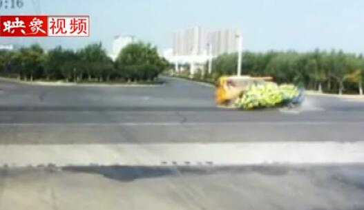 實拍商丘睢縣一輛幼兒園校車與貨車相撞 現(xiàn)場一片狼藉