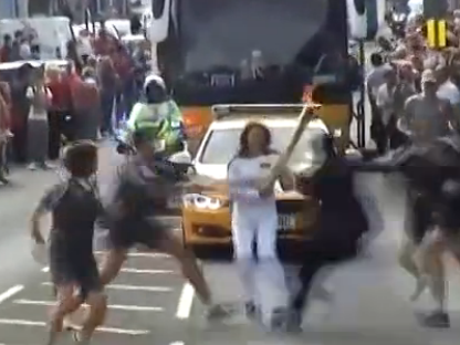 驚魂一幕！不速之客搶奧運(yùn)火炬遭安保摁倒