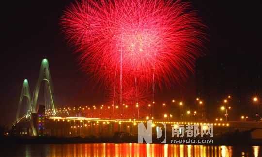  海口市民吃過了年夜飯,到西海岸燃放觀賞煙花是近年來(lái)興起的一大潮流。