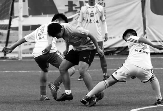 奪冠熱門球隊(duì)美意門業(yè)，上半場(chǎng)就踢出了5:0的一邊倒局面