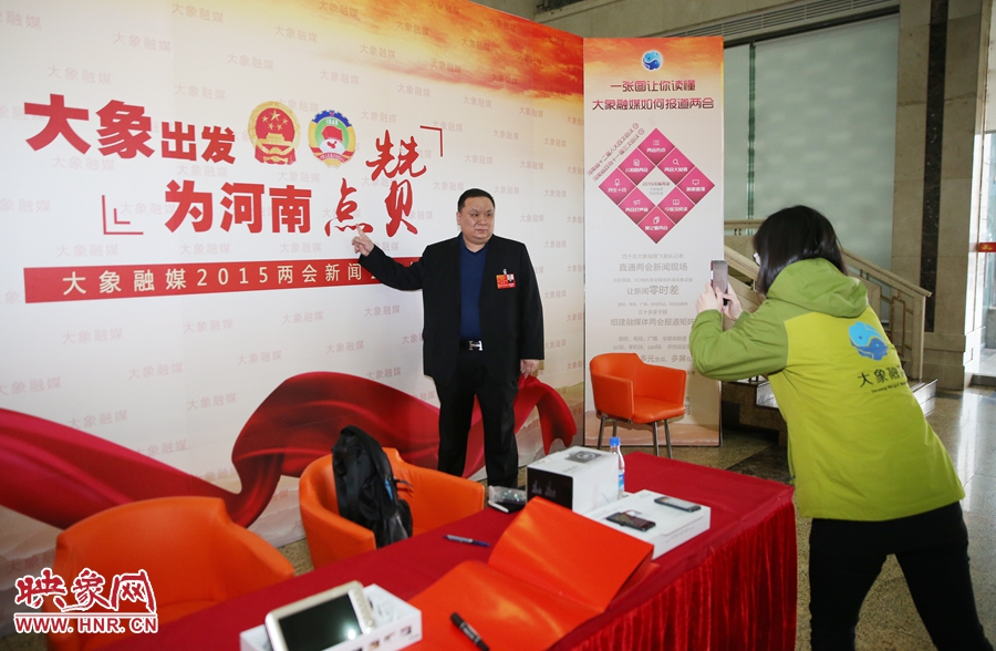 幫代表在大象融媒新聞會(huì)客廳留影拍照。