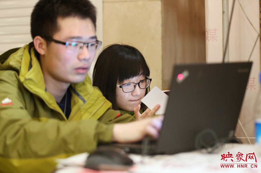 與同事現(xiàn)場(chǎng)寫稿子的樂天。