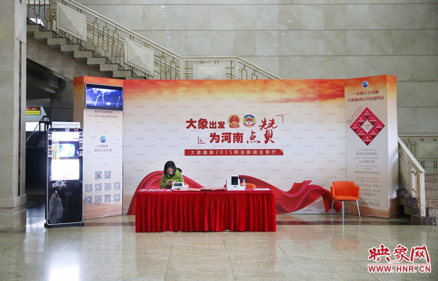 工作間隙還要更新映象網(wǎng)兩會(huì)微博。