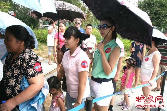 佩戴信息廣播臂貼的聽眾們在排隊(duì)等候坐帆船。