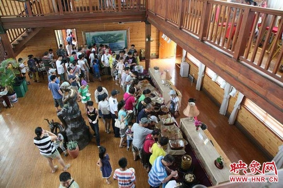 聽眾們在木屋會所享用免費(fèi)自助餐。