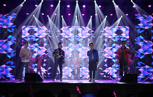 圣誕HIGH不?！睹霮歌秀》校園巡演持續(xù)開唱