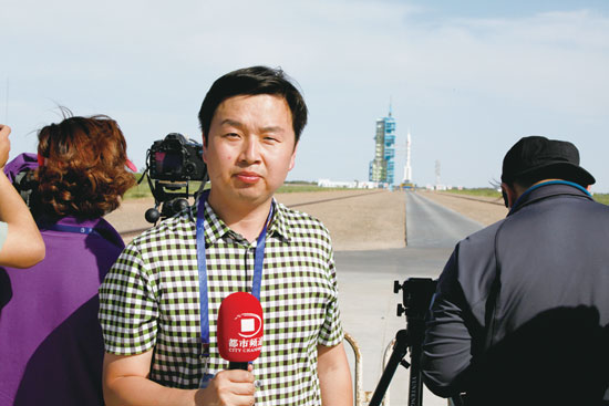 劉瑞鋒回憶，從“神舟十號(hào)”在視線中出現(xiàn)到消失的兩分鐘內(nèi)，他們的兩臺(tái)攝像機(jī)、一臺(tái)照相機(jī)就在不停地拍、拍