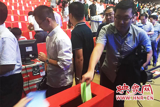 專家、評委、全局干部職工代表現(xiàn)場投票。