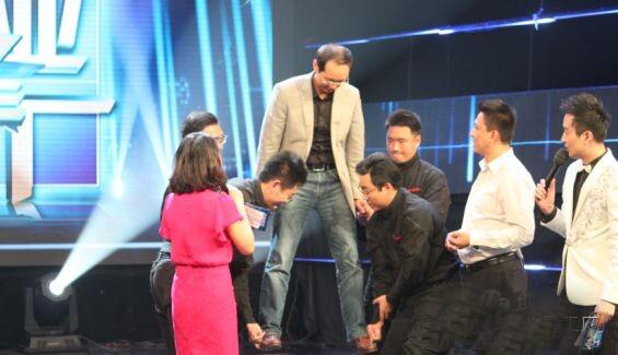 創(chuàng)業(yè)導師李明與創(chuàng)業(yè)者在舞臺上親密互動 創(chuàng)業(yè)導師李明與創(chuàng)業(yè)者在舞臺上親密互動