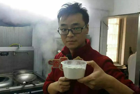 小飛手里端的是什么材料？