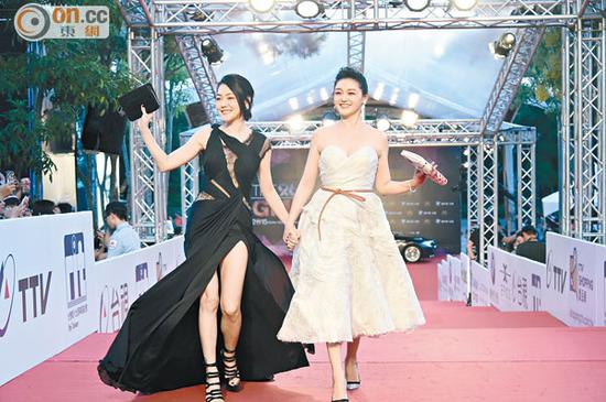 大Ｓ（右）和?。訝渴肿呒t地毯。