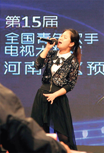 選手們演唱很賣力，要把最好的一面展現(xiàn)給評委