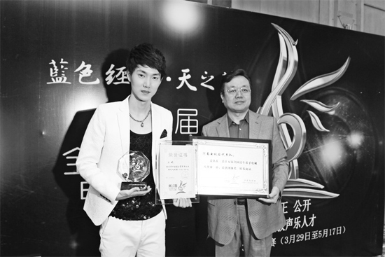 王晰領取流行組冠軍獎，河南電視臺藝術總監(jiān)李暄代表河南電視臺領取第15屆青歌賽團體獎