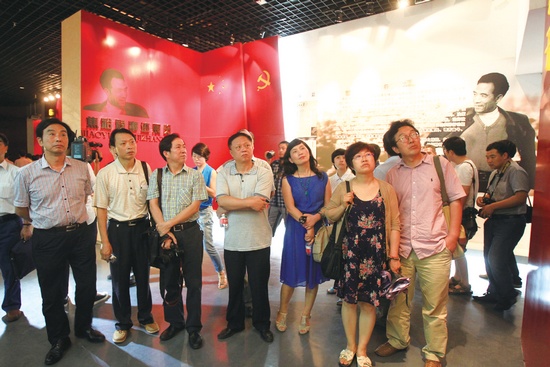 河南電視臺、河南人民廣播電臺、河南省詩歌學會的專家、詩人、記者等數(shù)十人赴蘭考焦裕祿紀念園采風學習