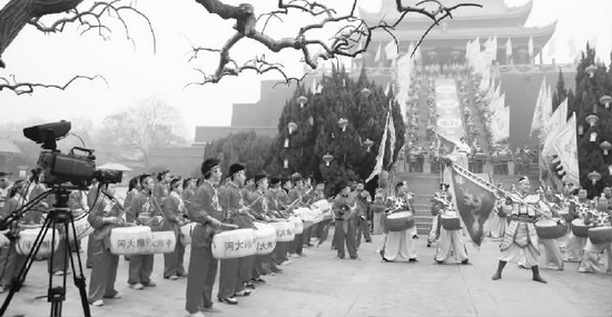 龍亭大殿臺(tái)階上的“盤鼓擂春” 龍亭大殿臺(tái)階上的“盤鼓擂春”