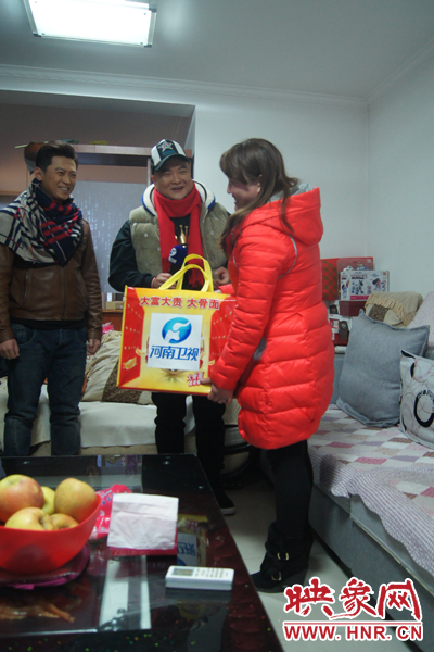 范軍、張竟達(dá)噓寒問(wèn)暖送祝福