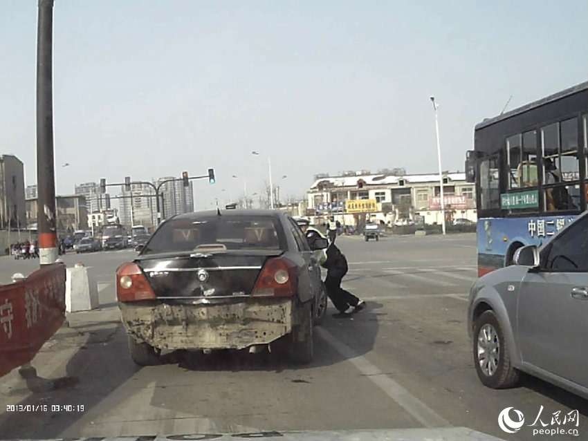 山東一轎車拖協(xié)警狂奔3000米 司機(jī)被刑拘 山東一轎車拖協(xié)警狂奔3000米 司機(jī)被刑拘