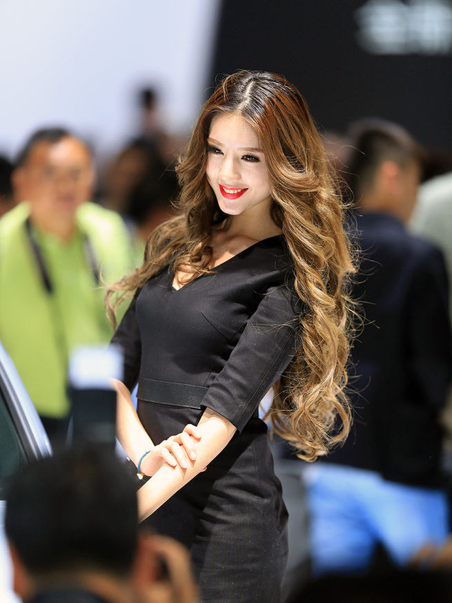 2014成都車展最美車模出爐 酥胸、長腿、美背