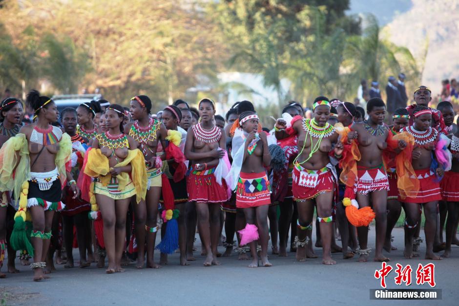 斯威士蘭蘆葦節(jié)開選秀女 十萬“甄嬛”苦盼國王垂青 斯威士蘭蘆葦節(jié)開選秀女 十萬“甄嬛”苦盼國王垂青