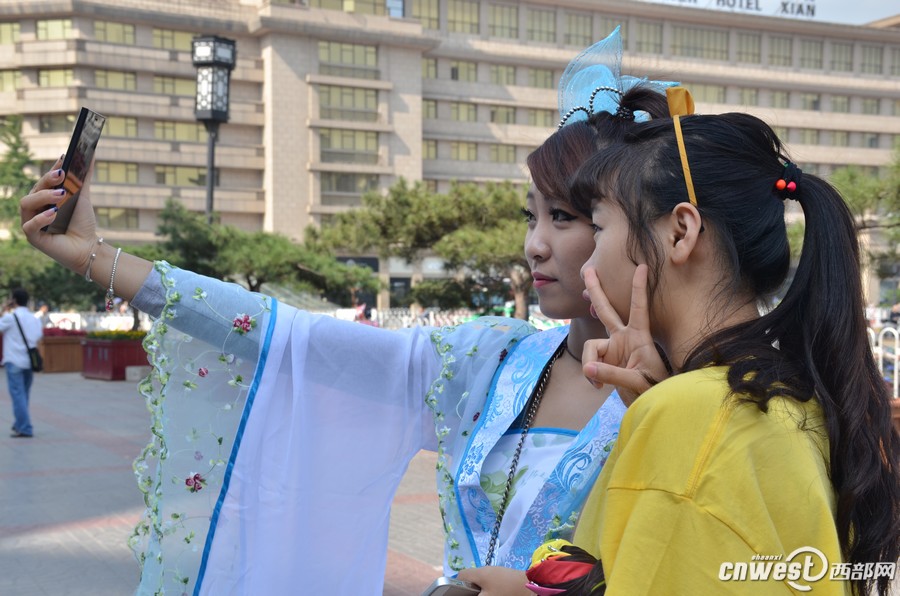 西安街頭現(xiàn)嫦娥版“小蘋(píng)果”引圍觀(guān) 西安街頭現(xiàn)嫦娥版“小蘋(píng)果”引圍觀(guān)