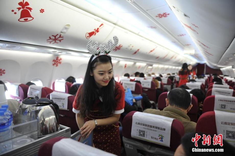 空乘著“圣誕裝”萬(wàn)米高空派發(fā)圣誕禮物 空乘著“圣誕裝”萬(wàn)米高空派發(fā)圣誕禮物