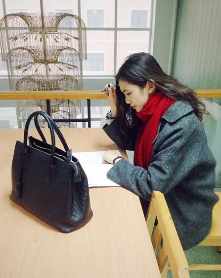 國(guó)戲?；ú排畬W(xué)霸 街拍秀修長(zhǎng)美腿