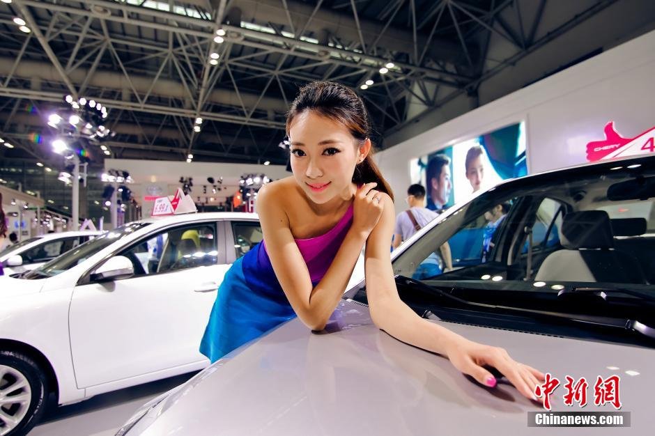 福州國(guó)際車(chē)展開(kāi)幕 眾車(chē)?！盃?zhēng)奇斗艷”