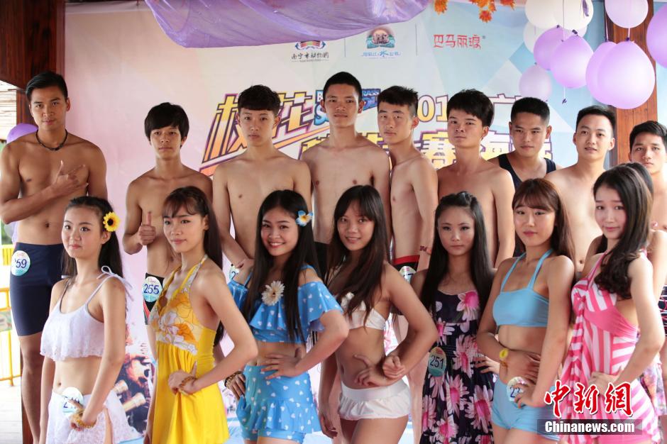 學(xué)生參加?；ㄐ２荽筚?美女穿比基尼秀身材