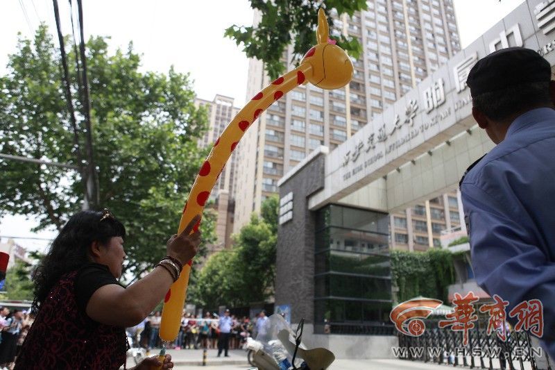 母親考點(diǎn)舉“長頸鹿” 為讓孩子一眼看見