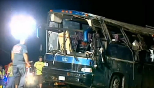 美一載49人旅游巴士發(fā)生翻車(chē)事故已致2人死亡