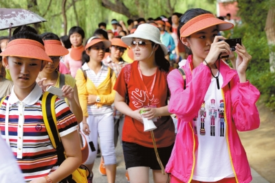 未名湖畔，游人紛紛拍照留念。